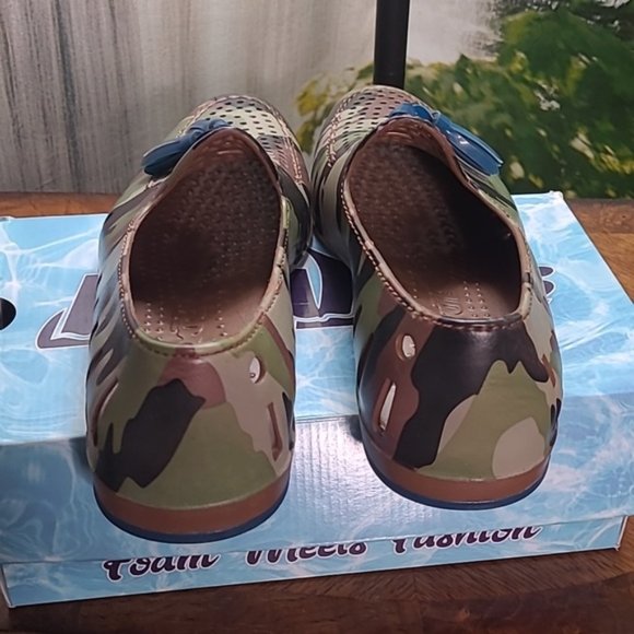 New in box! Floafers Mens size 12 Executive Camo waterproof water shoes